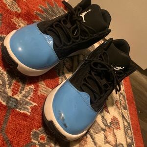 Selling Jordan aura 2's